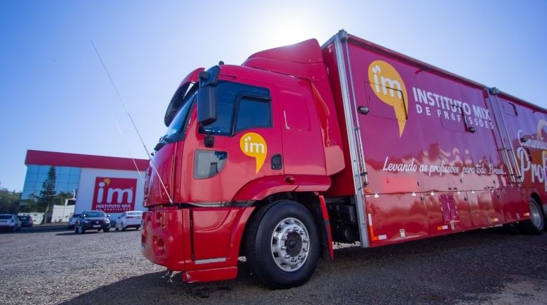 Caminhão das Profissões realiza parceria com empresa Marcopolo em Caxias do Sul