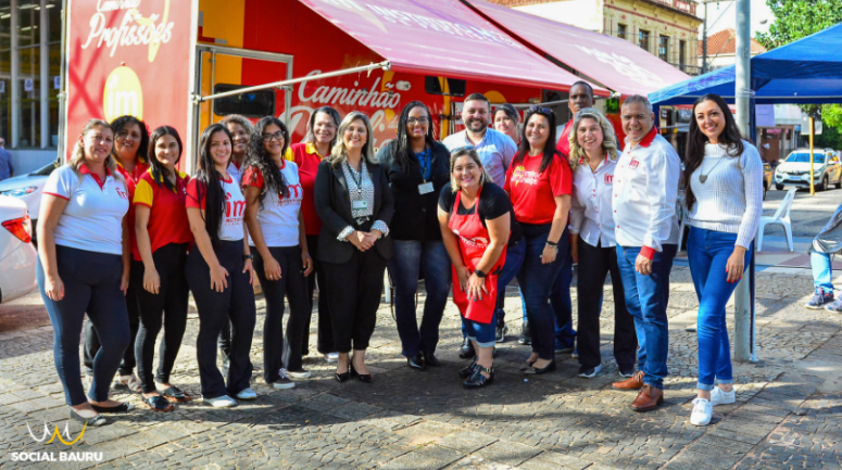 Caminhão das Profissões movimenta comunidades em ações sociais no estado de São Paulo