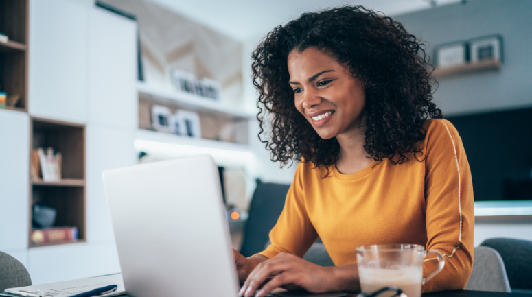 mulher em frente ao computador representando trabalhando o marketing